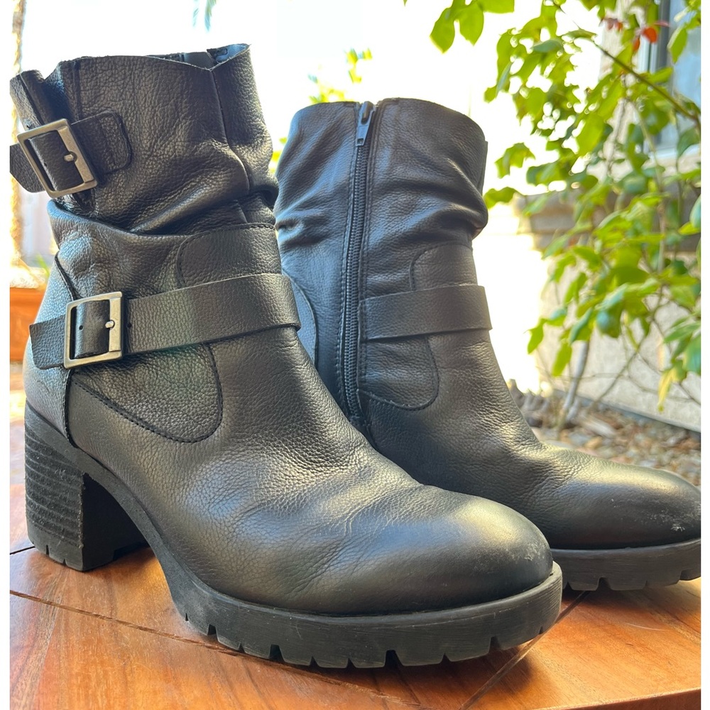 Korks moto-style boots with pleated outer shaft and comfy waffled soles. Sz 7.5